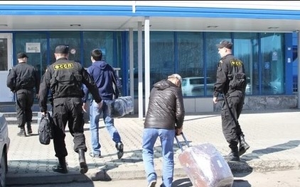 Люди заходят в здание вокзала. Запрет иностранцам на въезд в РФ