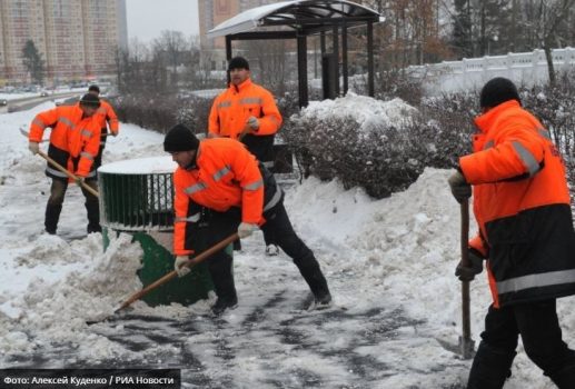 Рабочие убирают снег. Средний месячный доход мигранта